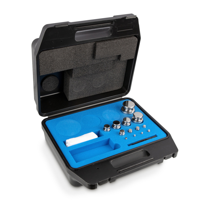 Zestaw odważników 304-064 E1 (1 g – 1 kg) ze stali nierdzewnej w etui. Idealny do kalibracji wag. Zamów online już dziś!