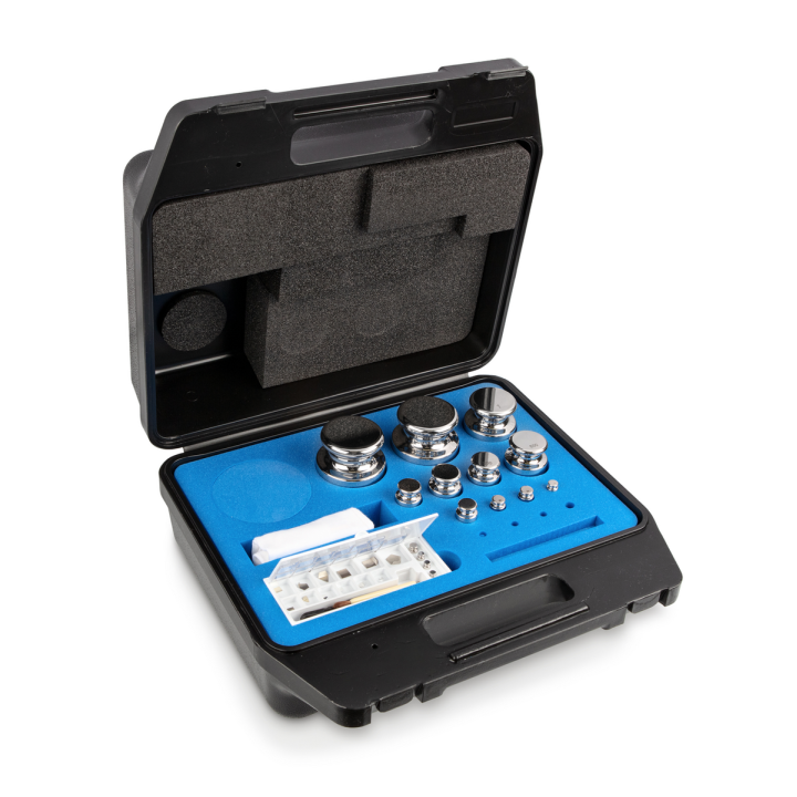 Zestaw odważników 303-074 E1 (1 mg – 2 kg) ze stali nierdzewnej w etui. Idealny do kalibracji wag. Zamów online już dziś!