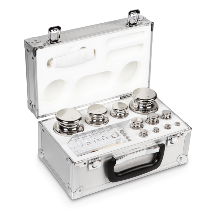 Zestaw odważników 303-076 E1 (1 mg – 2 kg) ze stali nierdzewnej w etui. Idealny do kalibracji wag. Zamów online już dziś!