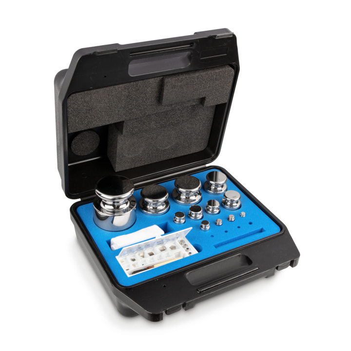 Zestaw odważników 303-084 E1 (1 mg – 5 kg) ze stali nierdzewnej w etui. Idealny do kalibracji wag. Zamów online już dziś!