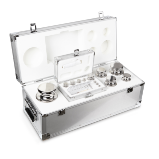 Zestaw odważników 303-096 E1 (1 mg – 10 kg) ze stali nierdzewnej w etui. Idealny do kalibracji wag. Zamów online już dziś!